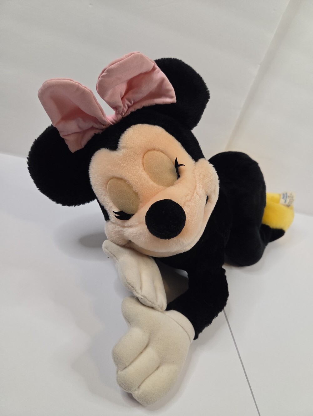 Vintage Disneyland Walt Disney World Minnie Mouse Sleeping Plush Lying Down Pink